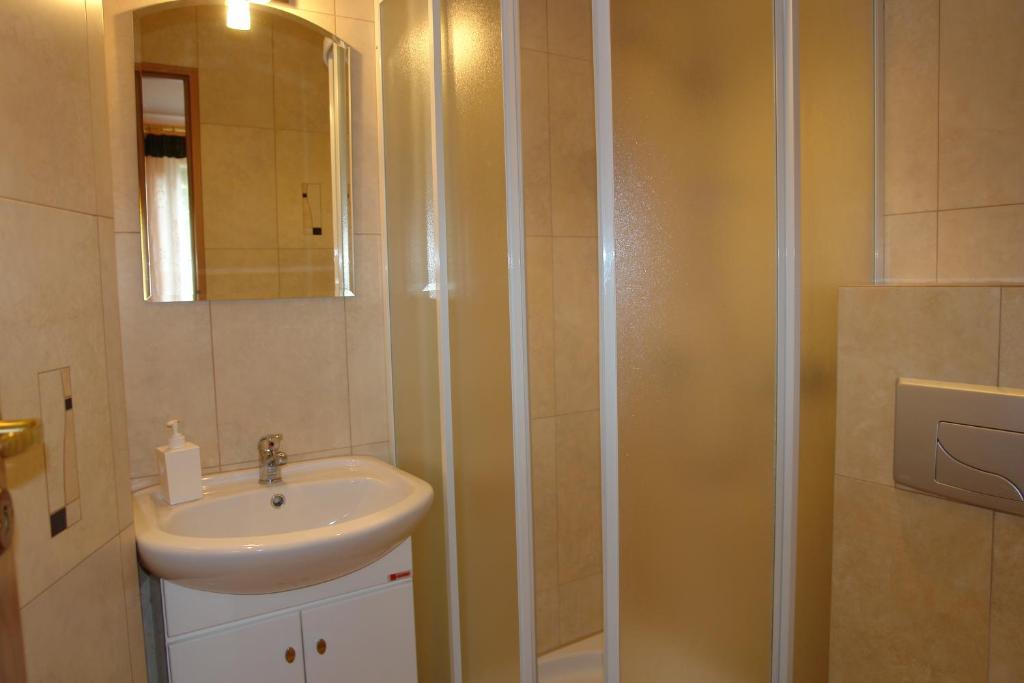 Kúpeľňa v ubytovaní Apartamenty pokoje INA