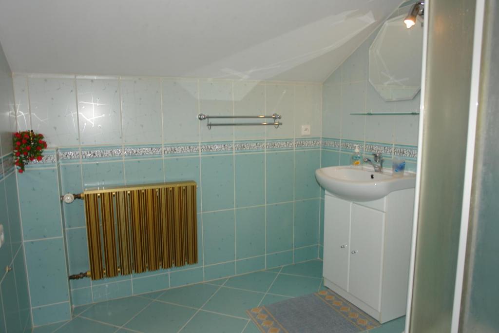 Kúpeľňa v ubytovaní Apartamenty pokoje INA