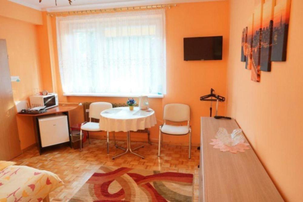 Televízia a/alebo spoločenská miestnosť v ubytovaní Apartamenty pokoje INA