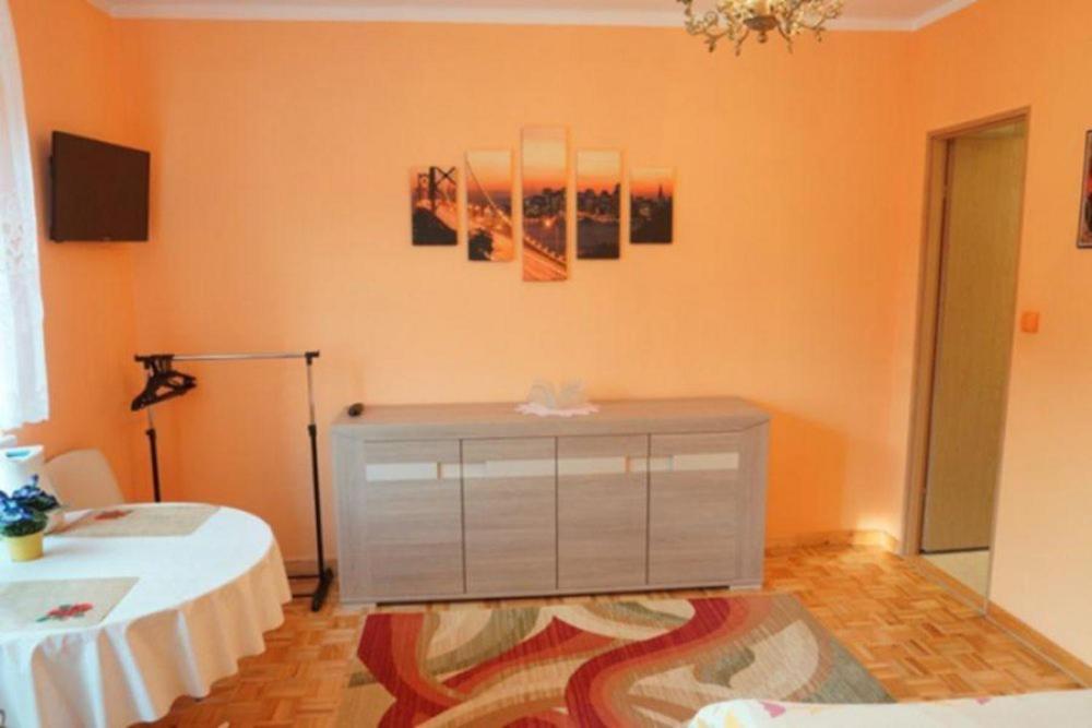 Televízia a/alebo spoločenská miestnosť v ubytovaní Apartamenty pokoje INA
