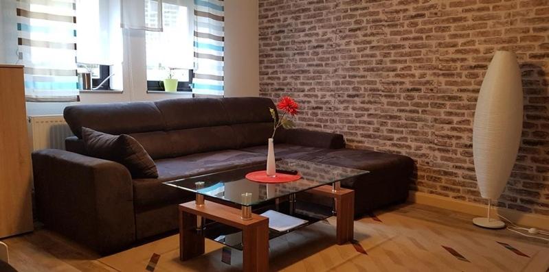 ein Wohnzimmer mit einem Sofa und einem Tisch in der Unterkunft Ferienwohnungen Faber in Kreuzwertheim