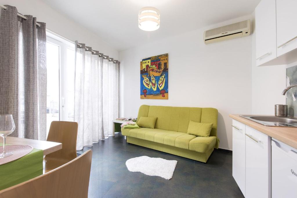 O zonă de relaxare la Apartment Lauro Opatija, ground floor, parking, near sea