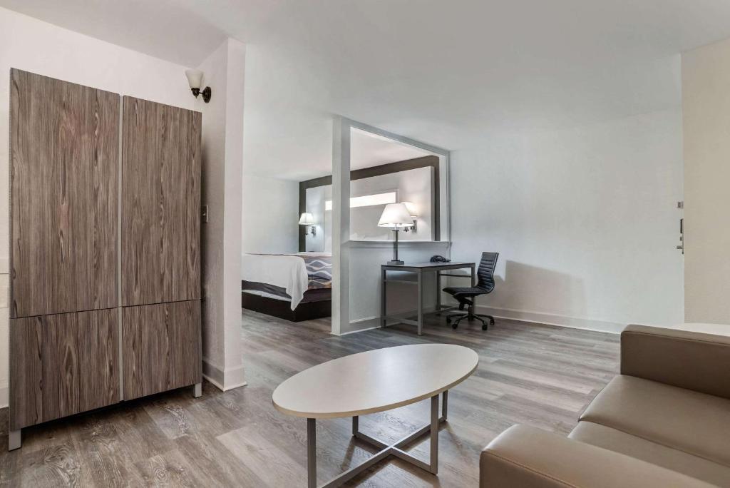 Posezení v ubytování Baymont by Wyndham Montgomery AL
