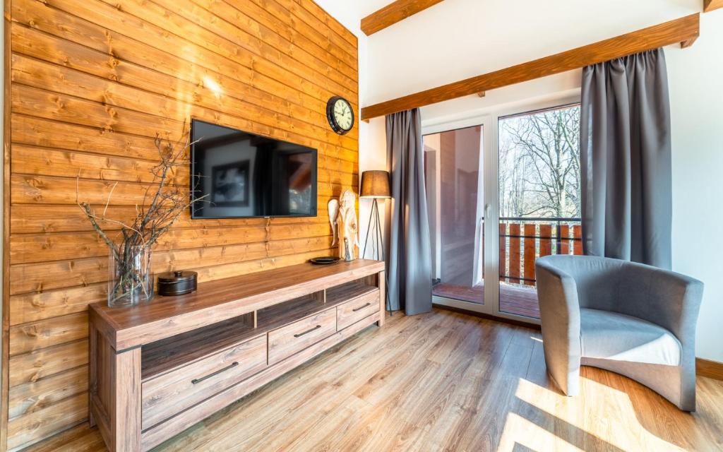 Televízia a/alebo spoločenská miestnosť v ubytovaní Apartamenty Górski Zakątek Karpacz na Emilii Plater 18C
