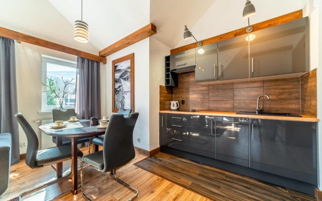 Kuchyňa alebo kuchynka v ubytovaní Apartamenty Górski Zakątek Karpacz na Emilii Plater 18C