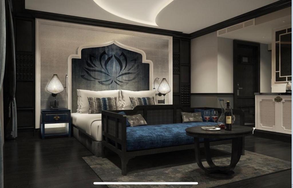sypialnia z dużym łóżkiem i stołem w obiekcie Madeline Cruises w Ha Long