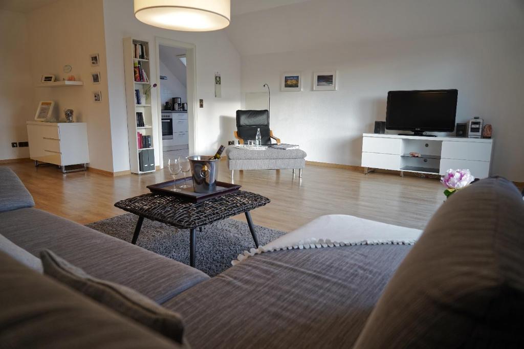 ein Wohnzimmer mit einem Sofa und einem Tisch in der Unterkunft Ferienwohnungen Salz und mehr in Bad Sassendorf