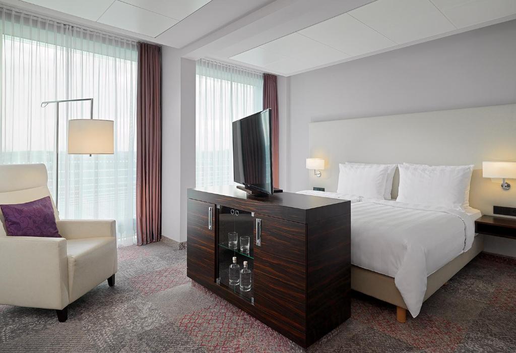 TV a/nebo společenská místnost v ubytování Radisson Blu Hotel Leipzig
