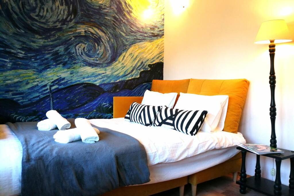 Koci Dom في فياليتشكا: غرفة نوم بسرير مع لوحة على الحائط