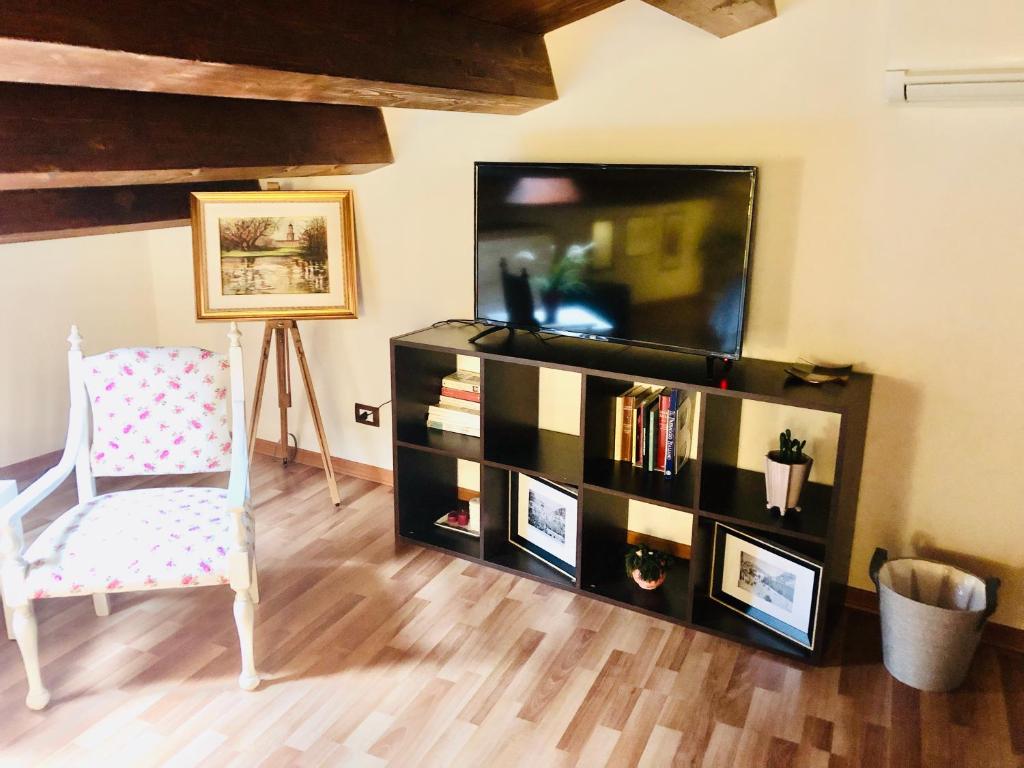 Televízia a/alebo spoločenská miestnosť v ubytovaní Appartamento Il Cappero