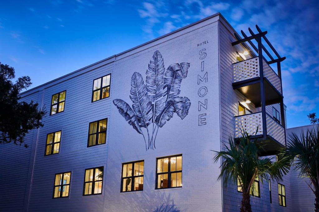 圣西蒙斯岛Hotel Simone的一座建筑,上面有羽毛壁画