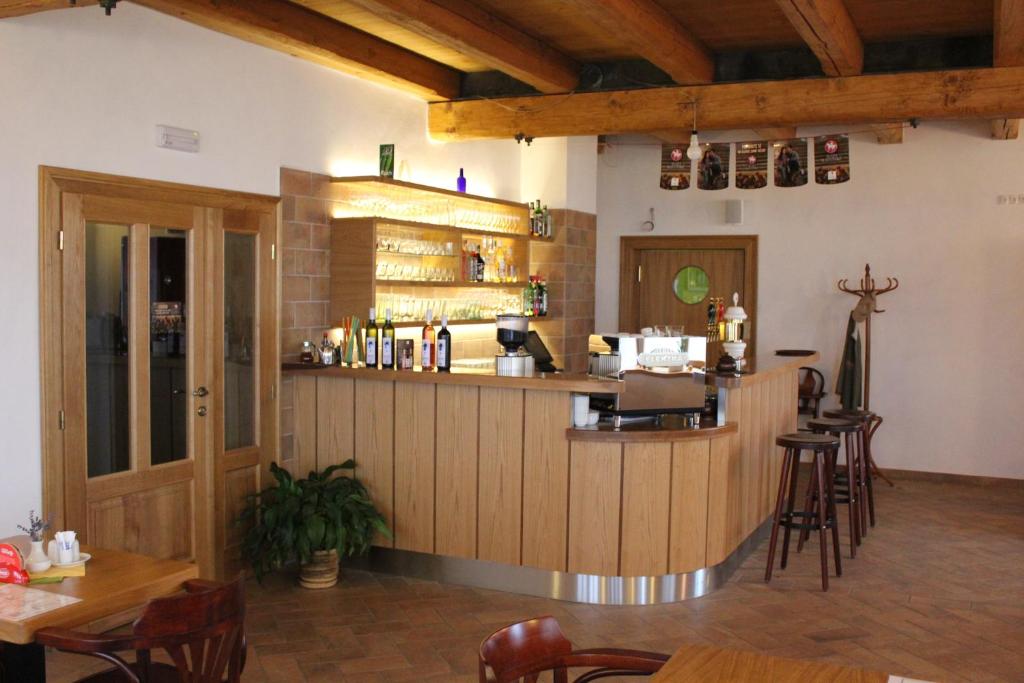 Lounge nebo bar v ubytování Bílý Beránek