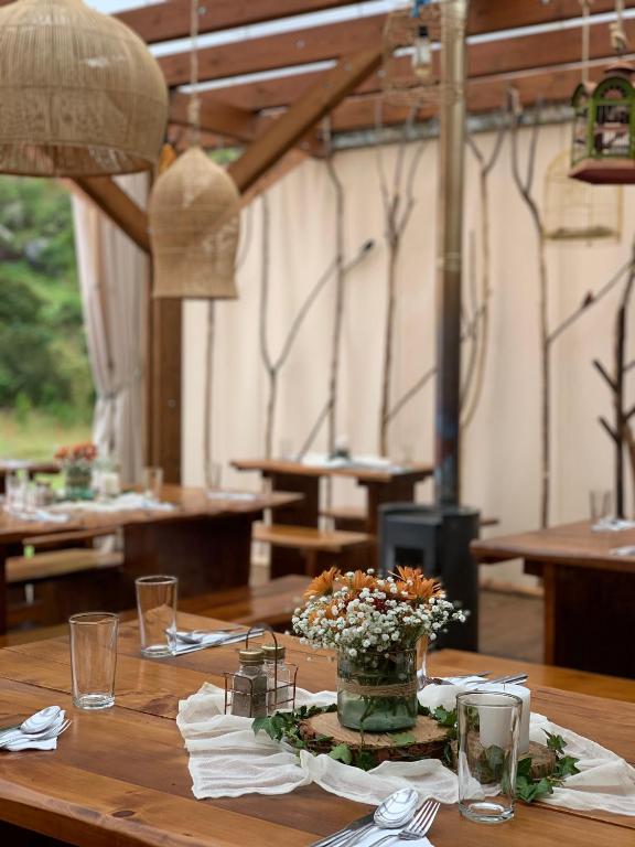 Jídlo v luxury tent nebo okolí