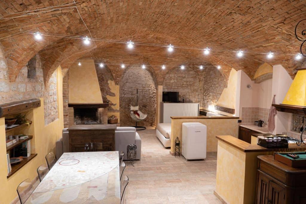 - une grande cuisine avec des appareils électroménagers blancs dans un bâtiment dans l'établissement another brick in the vault, à Spello