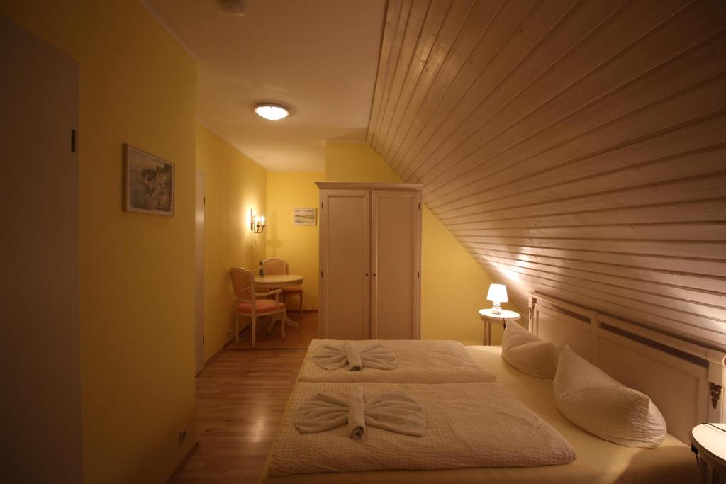 Postel nebo postele na pokoji v ubytování Landhaus Alt Reddevitz