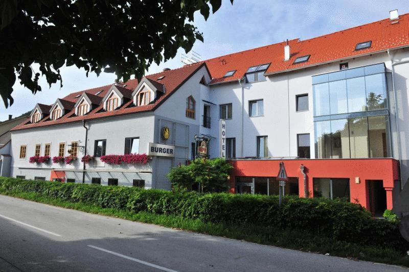 Gasthof Hotel Zur goldenen Krone في Furth: مبنى ابيض كبير بسقف احمر
