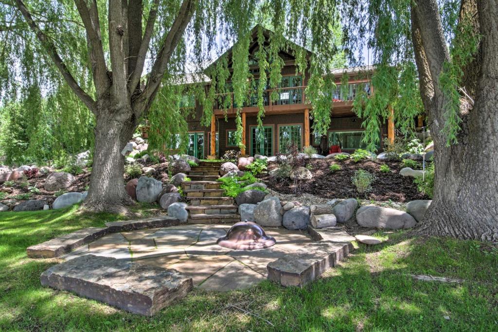 una casa con un sentiero in pietra di fronte a una casa di Rivers Edge Mtn Home Private Hot Tub and Views a Glenwood Springs