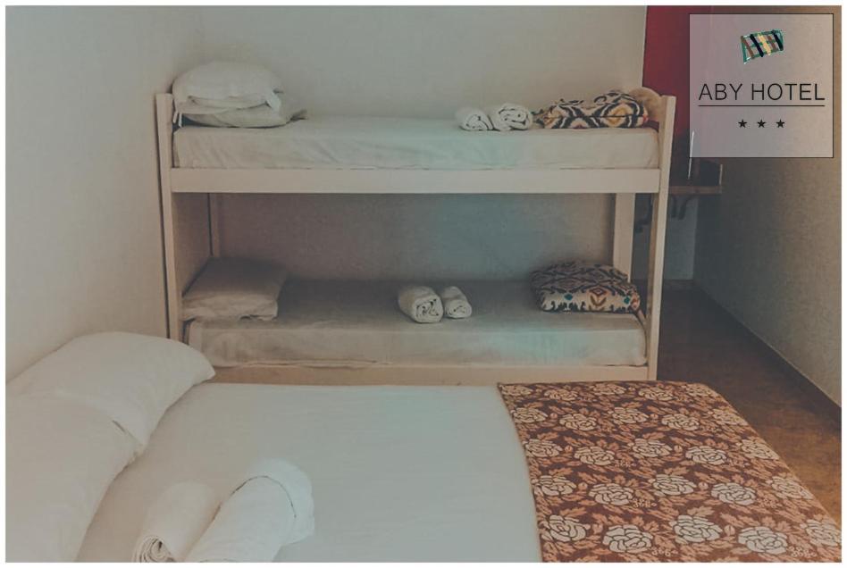 ラマージョにあるABY Hotelの小さな部屋の二段ベッド2台 ベッド1台