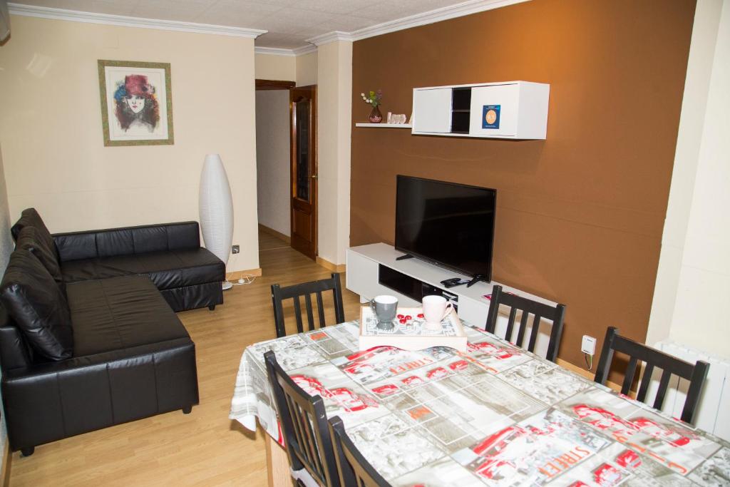 sala de estar con mesa y sofá en Apartamento Reus 1 - Parking gratuito, en Reus
