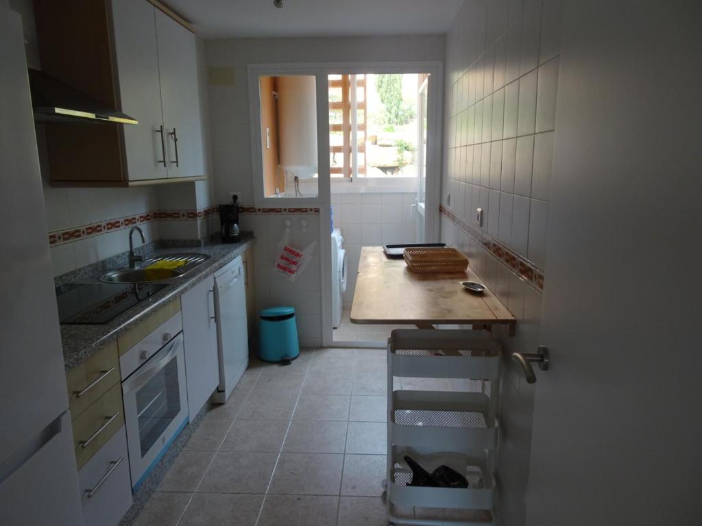 Kuchnia lub aneks kuchenny w obiekcie CASARES appart 2 ch dans parc tropical avec vue sur mer, montagne et piscine