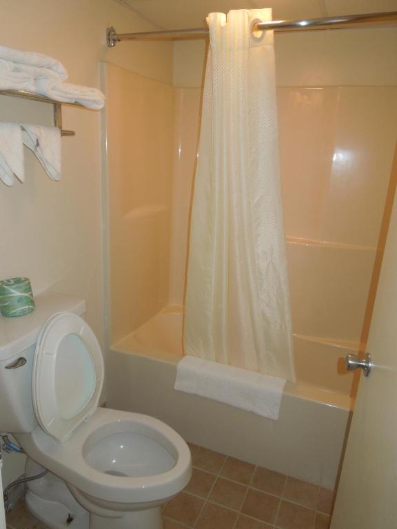 Econo Lodge Easton Route 50 - King Room - Non-Smoking