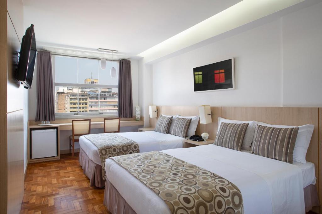 Cama ou camas em um quarto em Normandy Hotel
