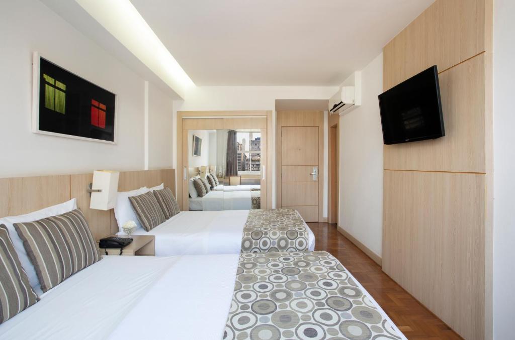Cama ou camas em um quarto em Normandy Hotel