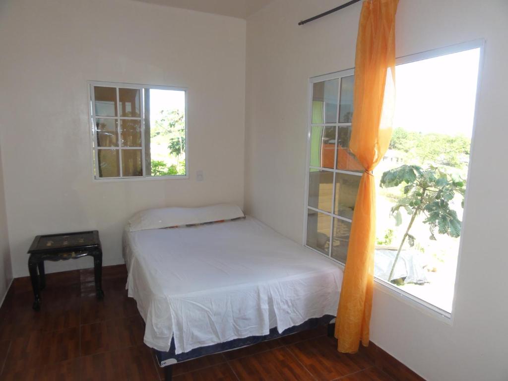 ein kleines Schlafzimmer mit einem Bett und einem Fenster in der Unterkunft Amy's room in Bluefields