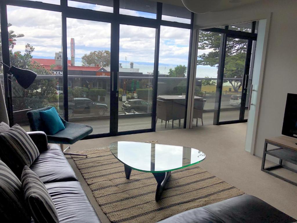 uma sala de estar com um sofá e uma mesa de centro em Vue Apartments em Napier