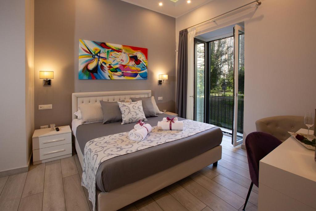 una camera da letto con un letto e un dipinto sul muro di ROYAL GARDENS a Caserta