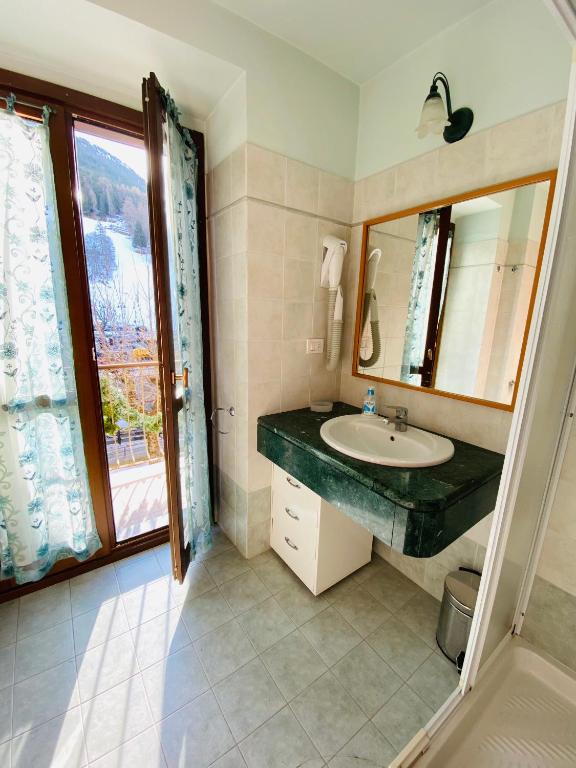 A bathroom at R.T.A. Hotel Monte Rosa