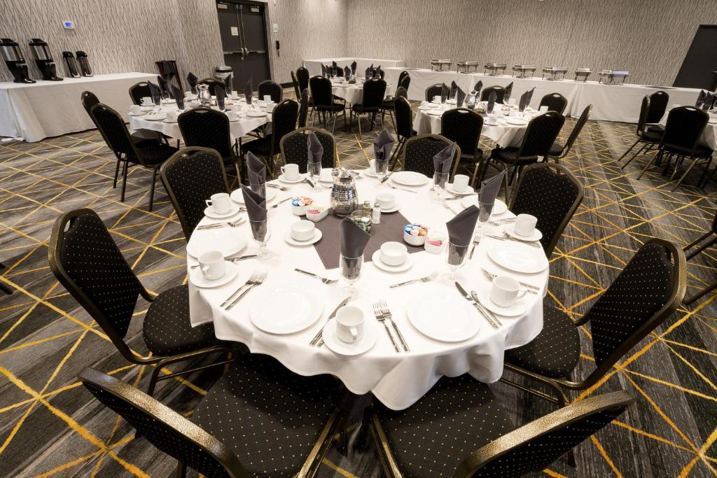 Holiday Inn & Suites Kalamazoo West photo