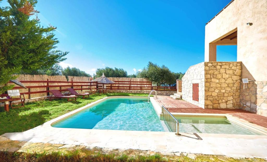 uma piscina no quintal de uma casa em Villa Evenos of 3 bedrooms - Irida Country House of 2 bedrooms with private pools em Elafonisi