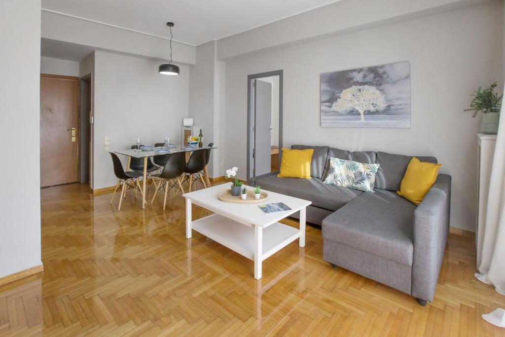 un soggiorno con divano e tavolo di Cozy apartment in Syntagma-Plaka by GHH ad Atene