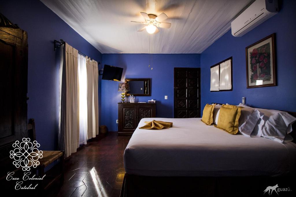 Hotel Casa Colonial - Adults Only tesisinde bir odada yatak veya yataklar