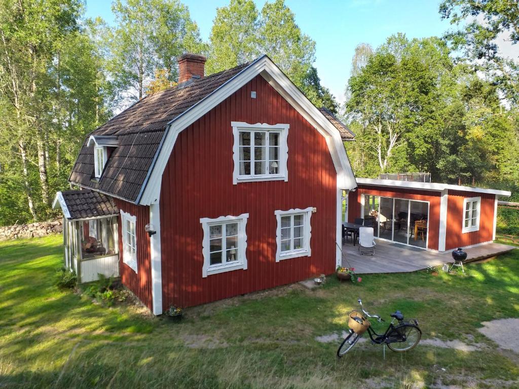 LinnerydにあるBastanäs Rosenbergの赤い家