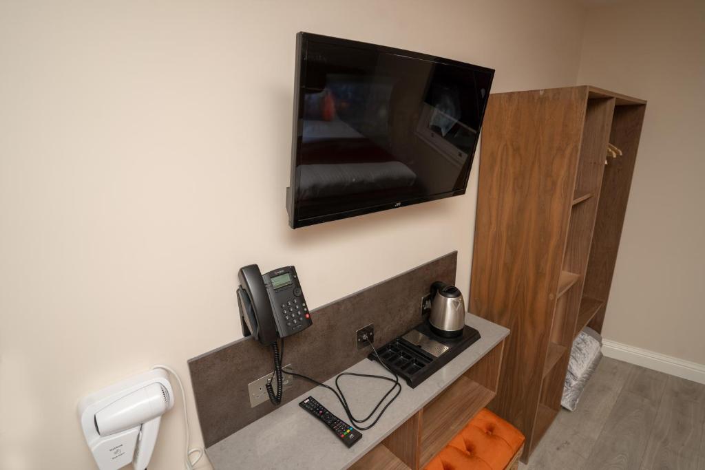 TV a/nebo společenská místnost v ubytování Eagle Hotel Luton Airport