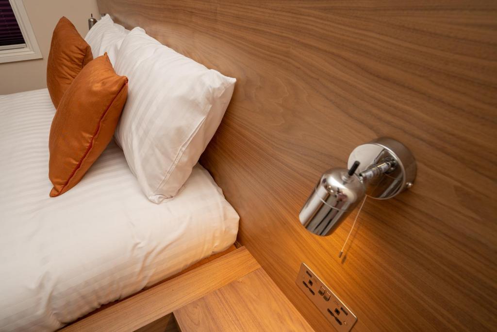 Postel nebo postele na pokoji v ubytování Eagle Hotel Luton Airport