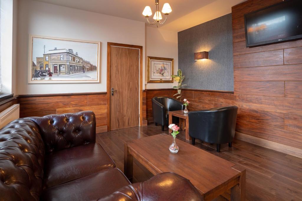 TV a/nebo společenská místnost v ubytování Eagle Hotel Luton Airport