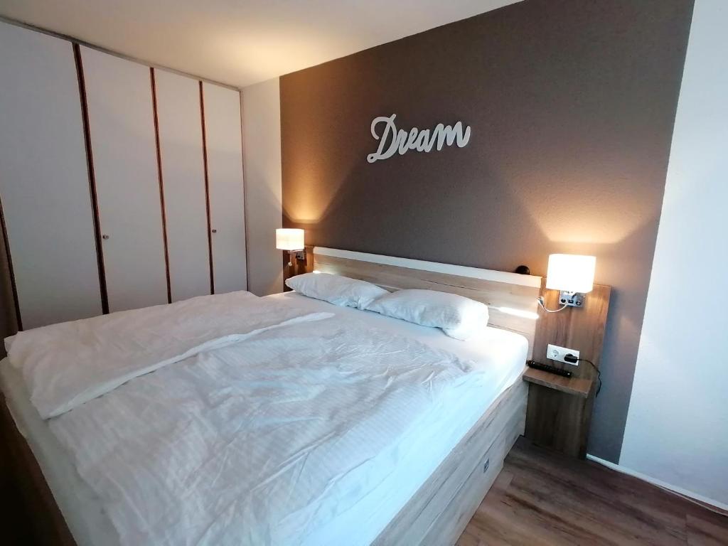 Postel nebo postele na pokoji v ubytování Ferienwohnung am Schluchsee mit Balkon & Pool