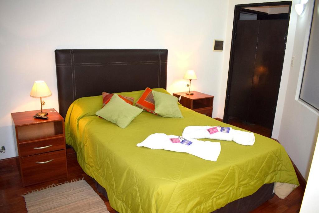 Departamento Salta mi Ciudad 1 في سالتا: غرفة نوم عليها سرير وفوط