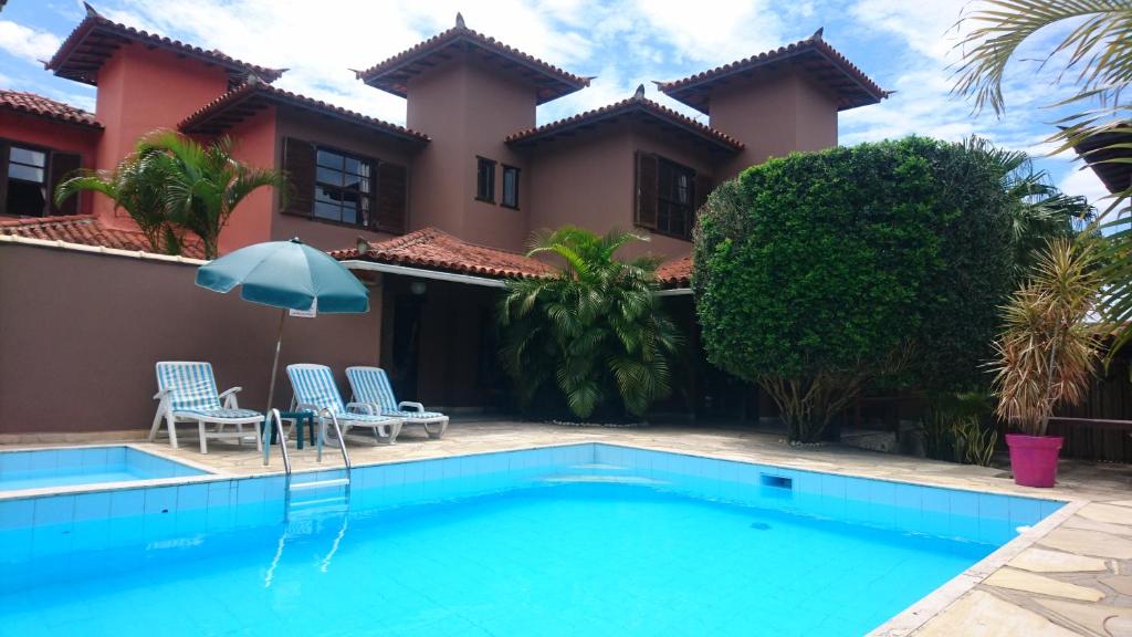 een villa met een zwembad voor een huis bij Domus 7 in Búzios