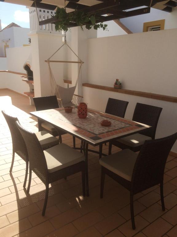 ein Esszimmer mit Tisch und Stühlen in der Unterkunft Gomeira Top Floor in Cabanas de Tavira