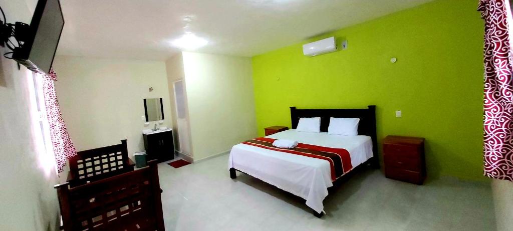 Postel nebo postele na pokoji v ubytování HOTEL VILLA CALAKMUL