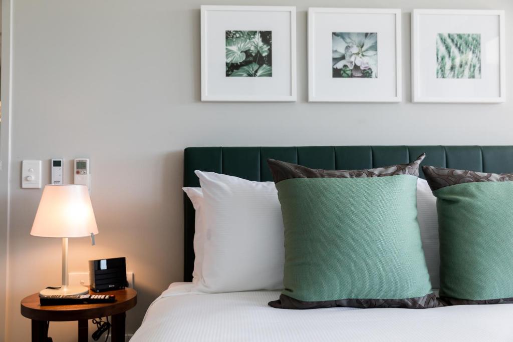 Un pat sau paturi într-o cameră la The Branksome Hotel & Residences