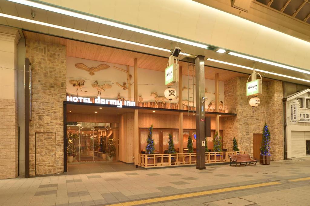 札幌多美迎PREMIUM札幌酒店的带有招牌的建筑物店面