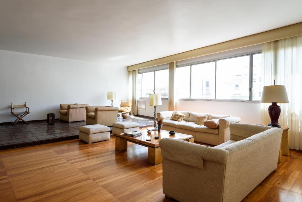 un soggiorno con divano e tavolo di Copacabana House - 270 metros quadrados a Rio de Janeiro