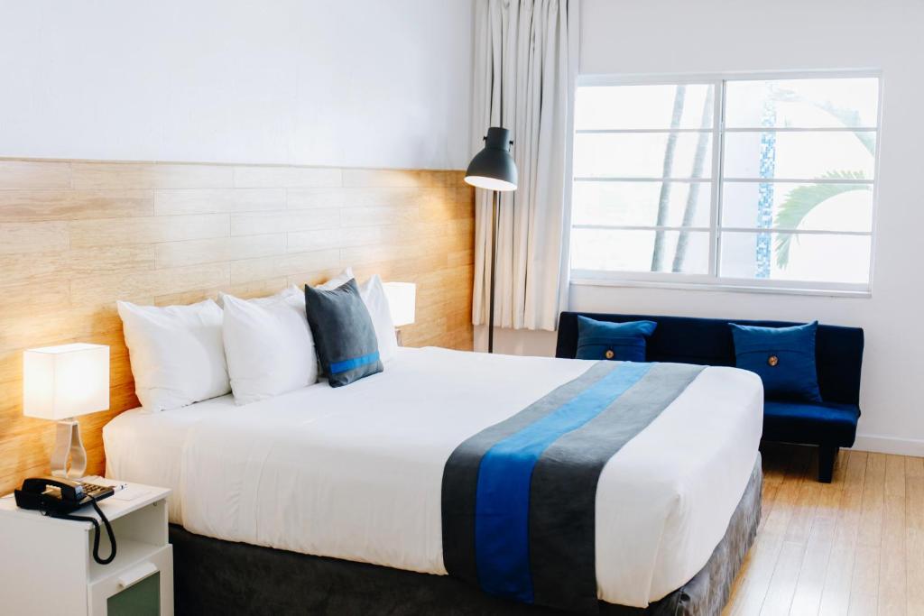 Postel nebo postele na pokoji v ubytování Aqua Hotel & Suites