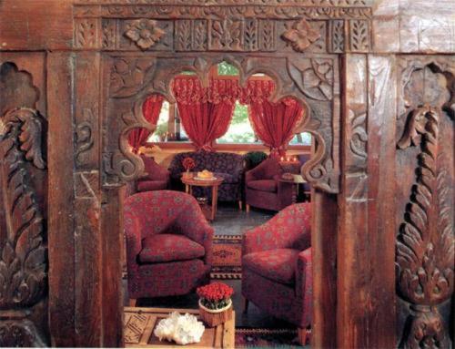ein Wohnzimmer mit roten Stühlen und einem Tisch in der Unterkunft Hotel Cristallo in Courmayeur