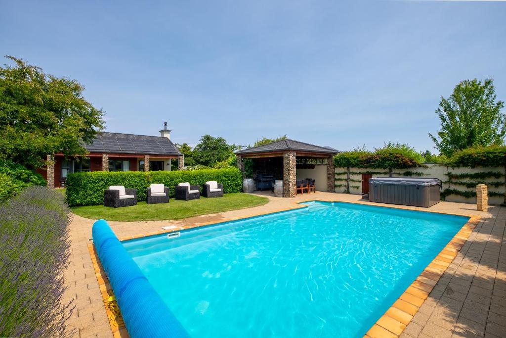 Bazén v ubytování Lime Tree Lodge nebo v jeho okolí